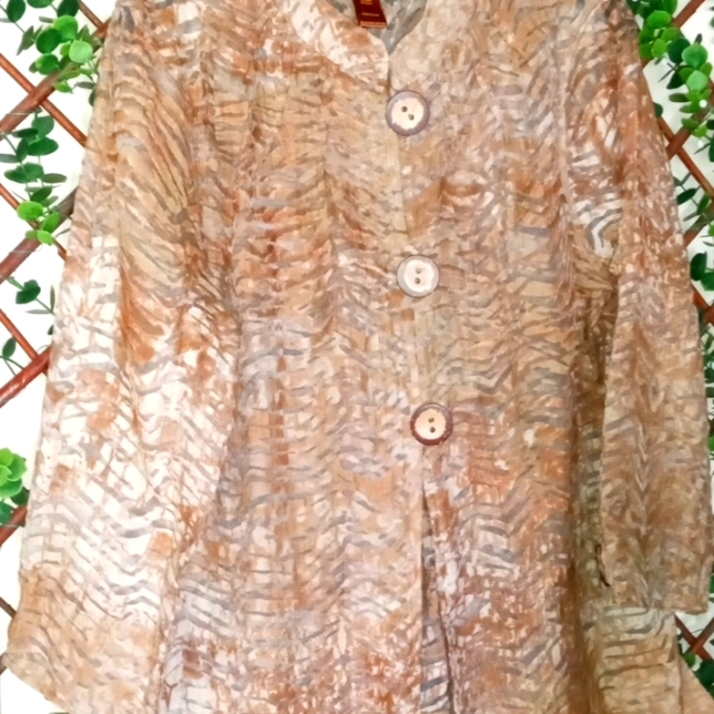 Top size M tan and brown animal print